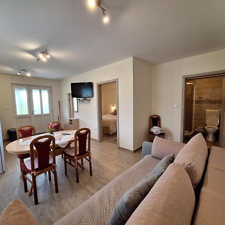 Apartma In Sobe Pilih Vipava Exteriör bild