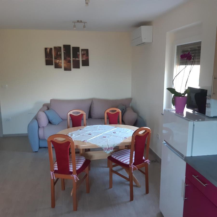 Apartma In Sobe Pilih Vipava Exteriör bild