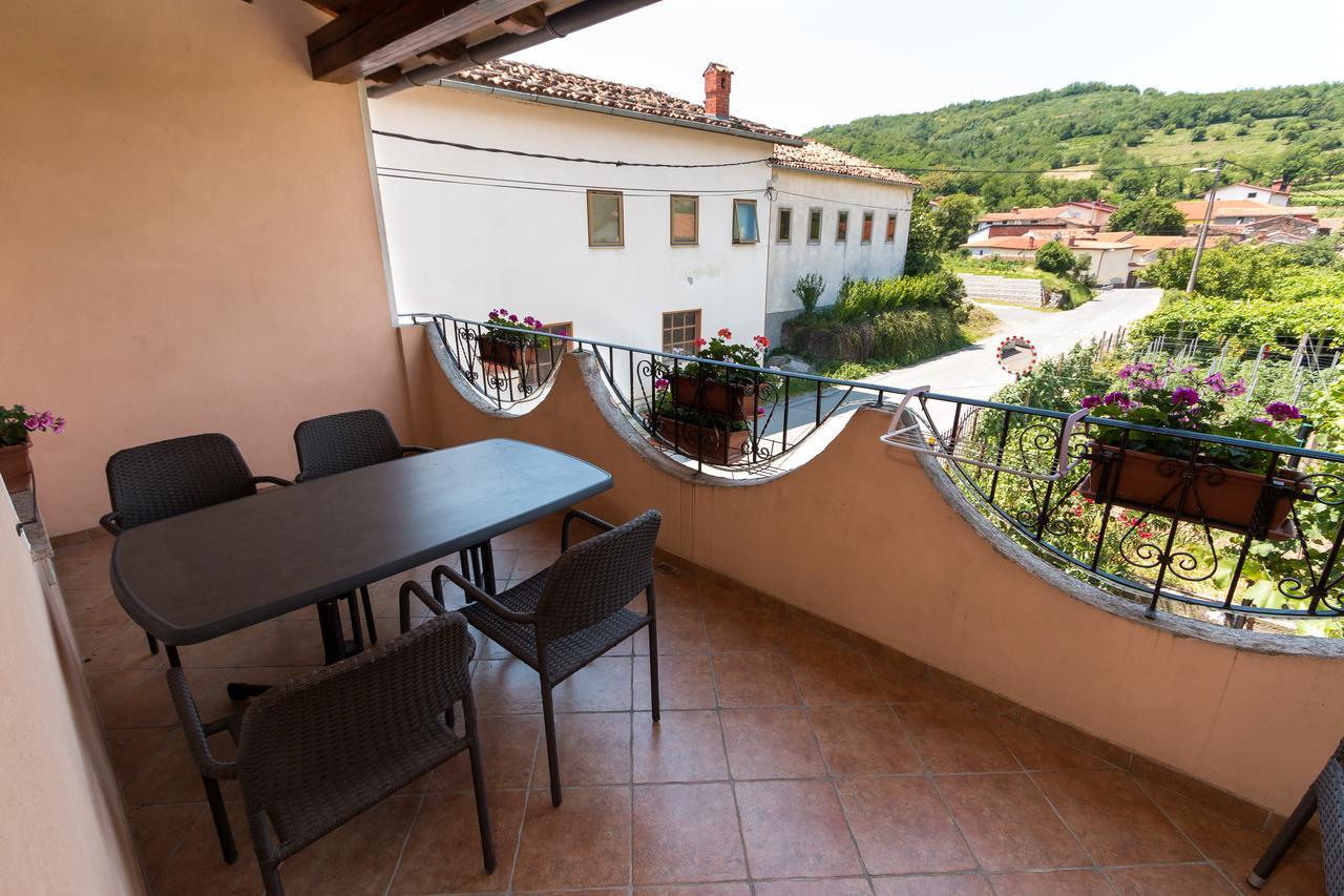 Apartma In Sobe Pilih Vipava Exteriör bild