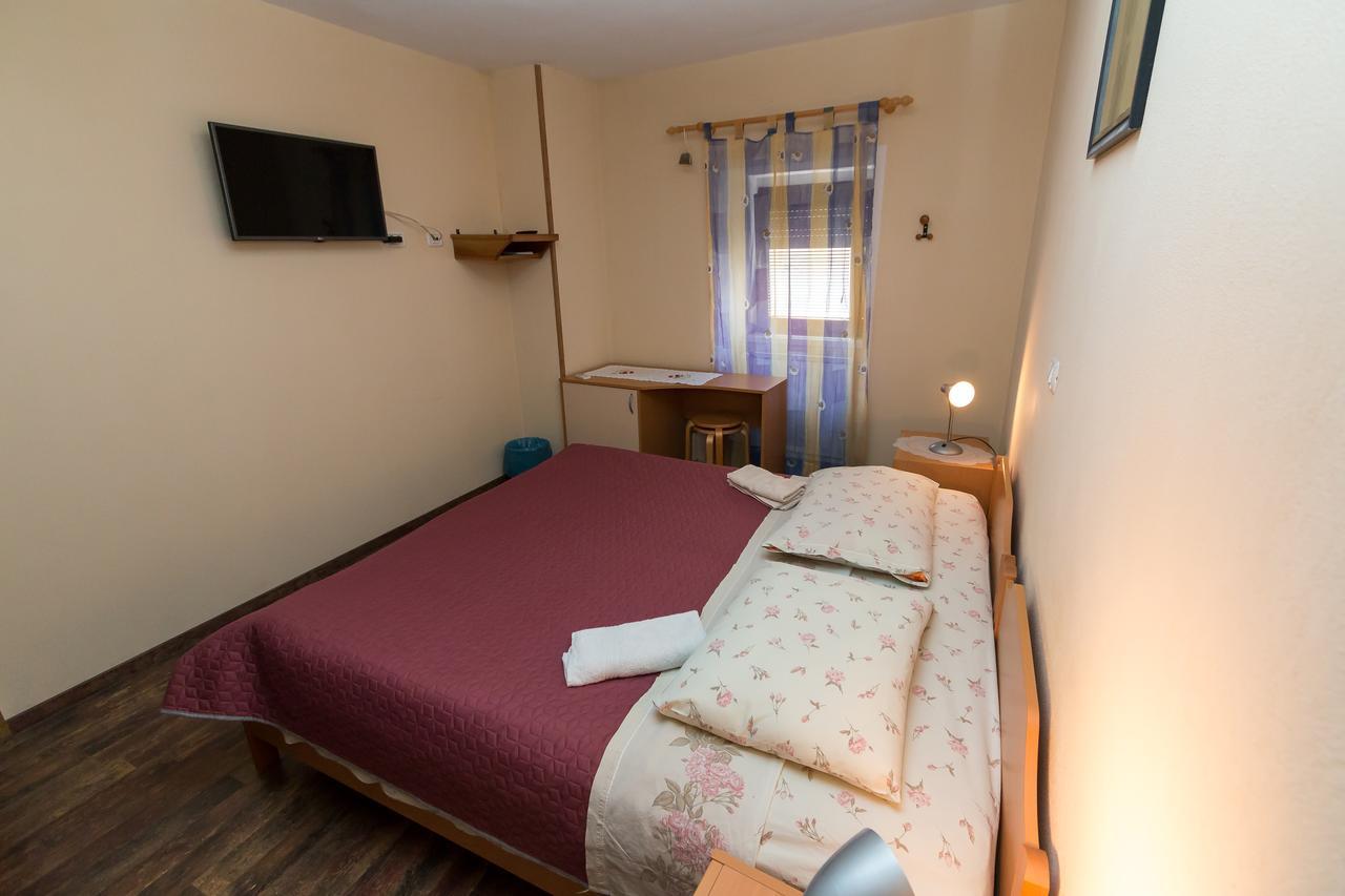 Apartma In Sobe Pilih Vipava Exteriör bild