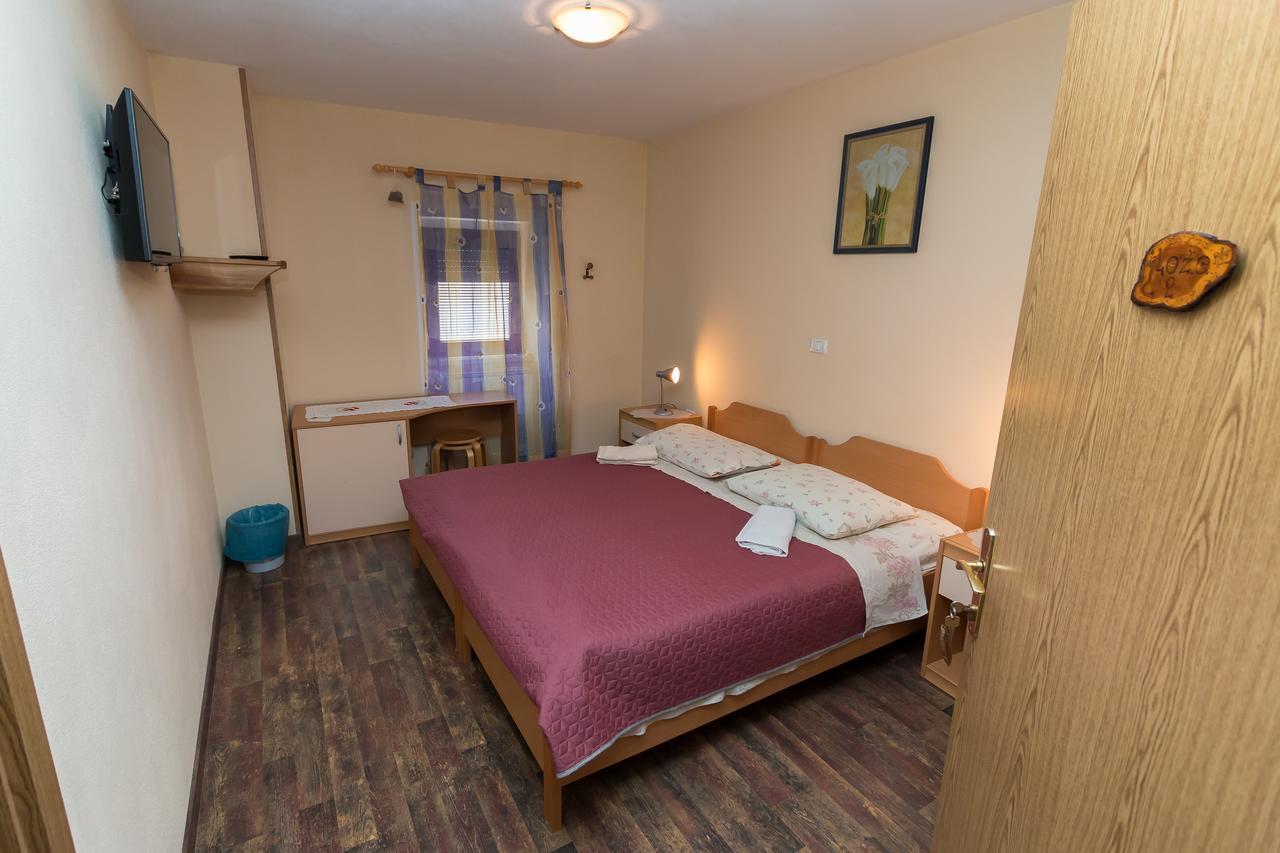 Apartma In Sobe Pilih Vipava Exteriör bild
